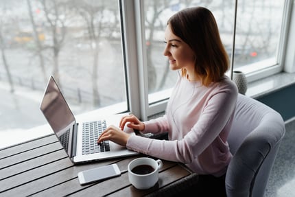 netquest-women-computer