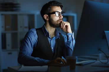 Hombre frente a computadora